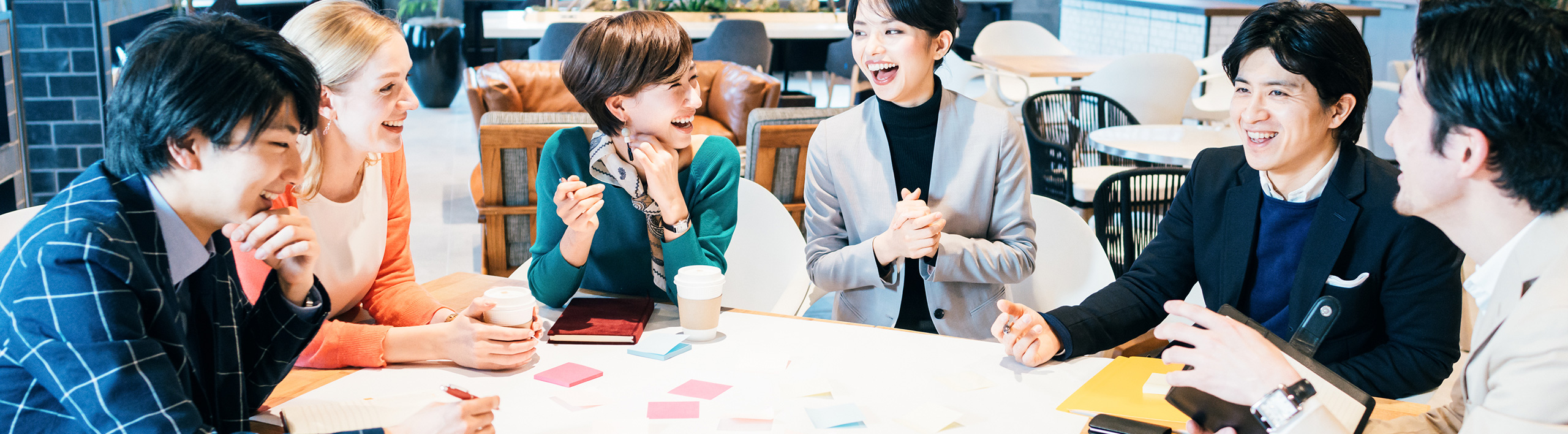 グループ会社概要のカバー画像（社員が談笑している様子）