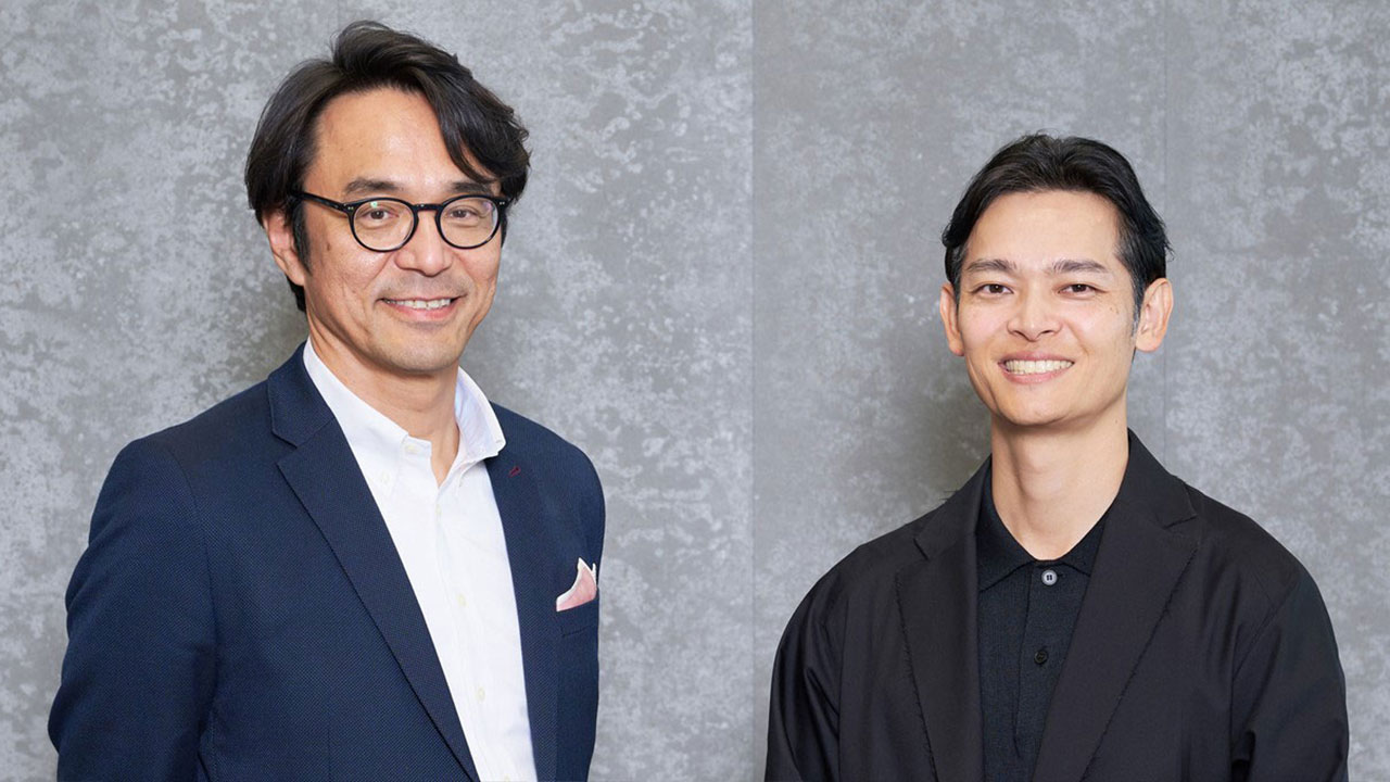 KDDI Digital Divergence Holdingsの藤井社長と、フライウィールの横山CEOが並んでいる写真
