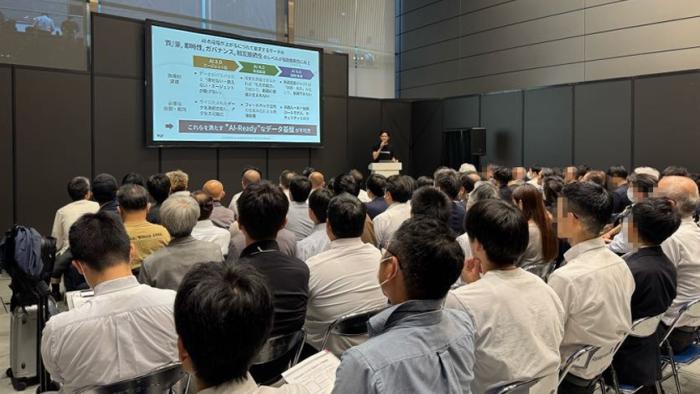 株式会社フライウィールの講演で、代表取締役の横山 直人が登壇している様子。