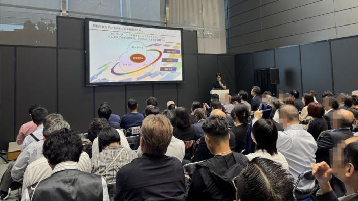 グループ合同開催での講演で、KDDI Digital Divergence Holdings株式会社 グループ事業戦略統括部 副部長の大川 祥一が登壇している様子。